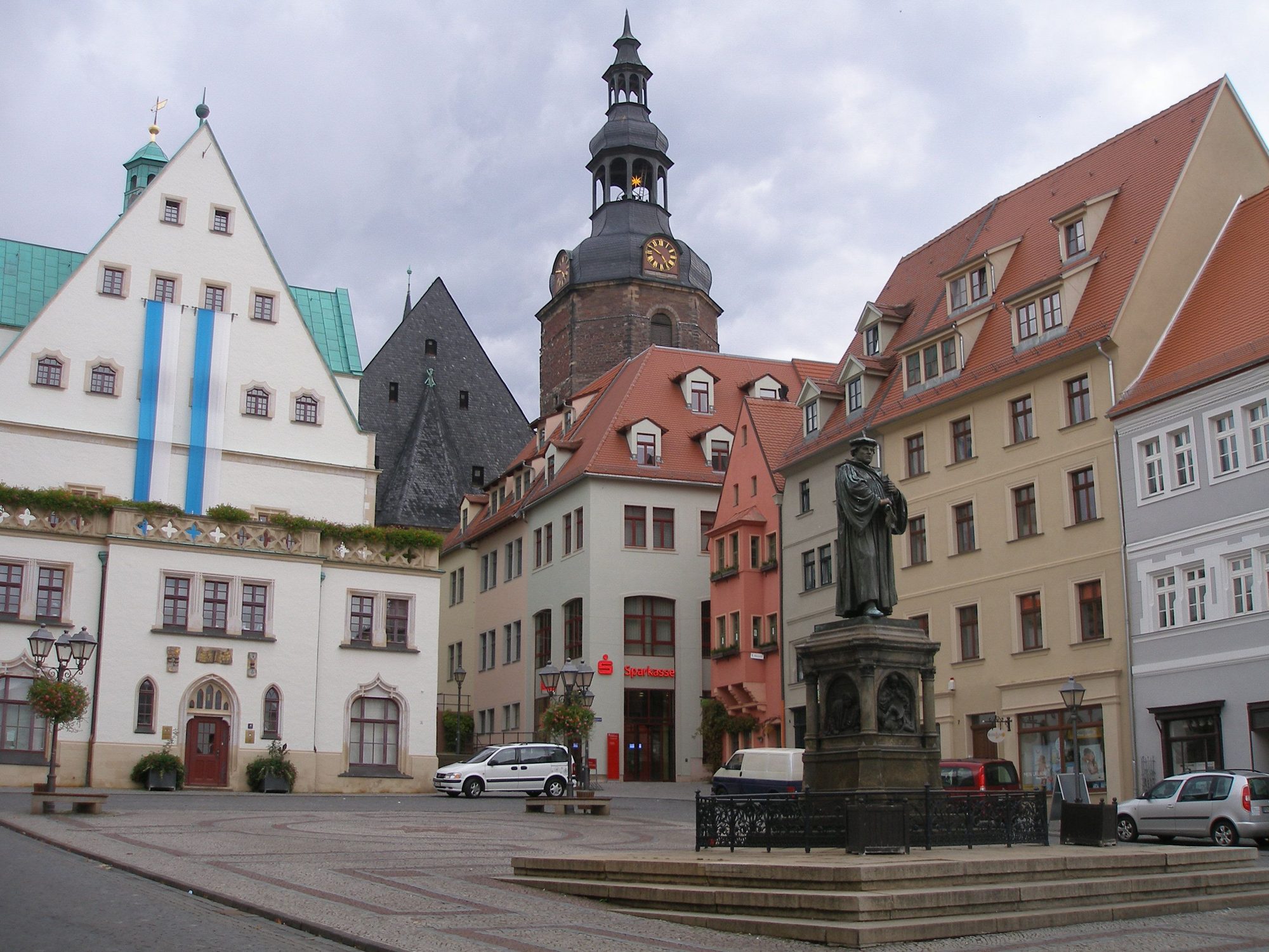 Marktplatz Eisleben mit Lutherdenkmal