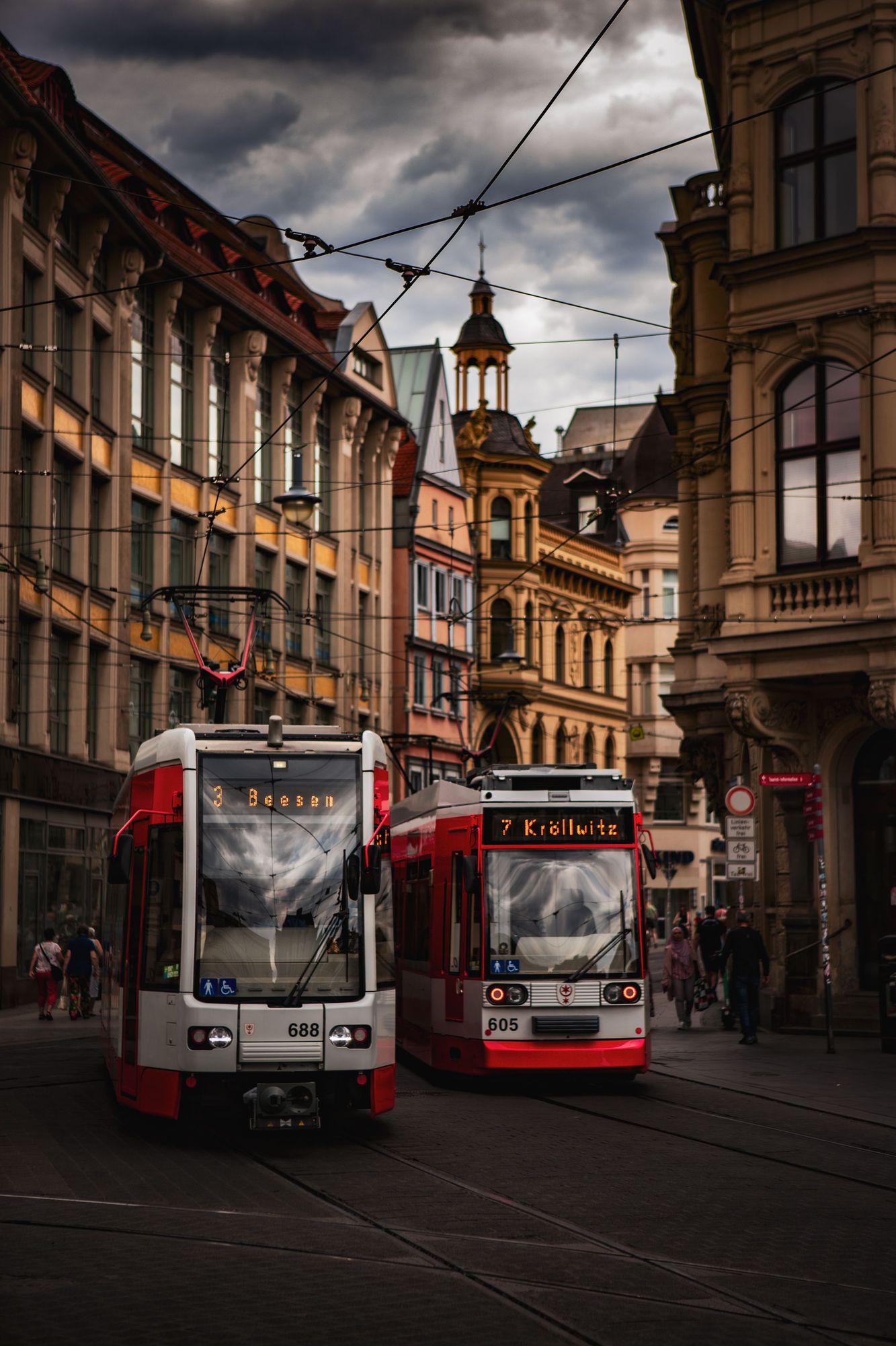 Straßenbahn in der Altstadt von Halle